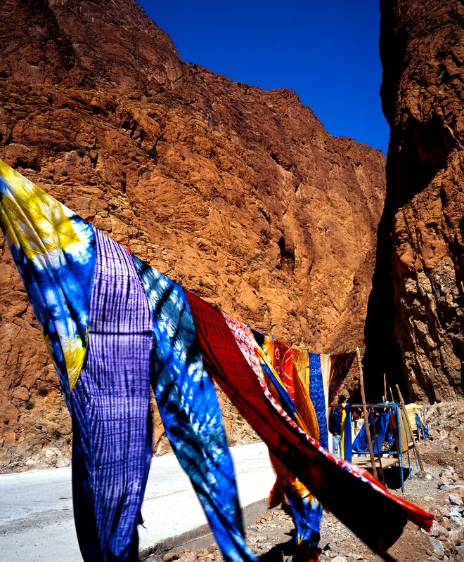 圖瓦峽谷Todra Gorge<br>穿梭在石礫遍佈的峽谷地形，一旁的溪水卻清澈乾淨，路邊迎風搖曳的絲巾，形成一幅美麗的畫面。<br/>
