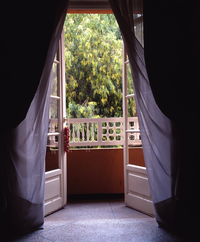 撒哈拉沙漠<br>旅途經過盛產沙漠玫瑰的Ouarzazate小鎮，隨手買了一串。 回到飯店房間掛在陽台門上，隨風飄來陣陣撲鼻的清香，陪我度過一下午的悠閒時光。<br/>