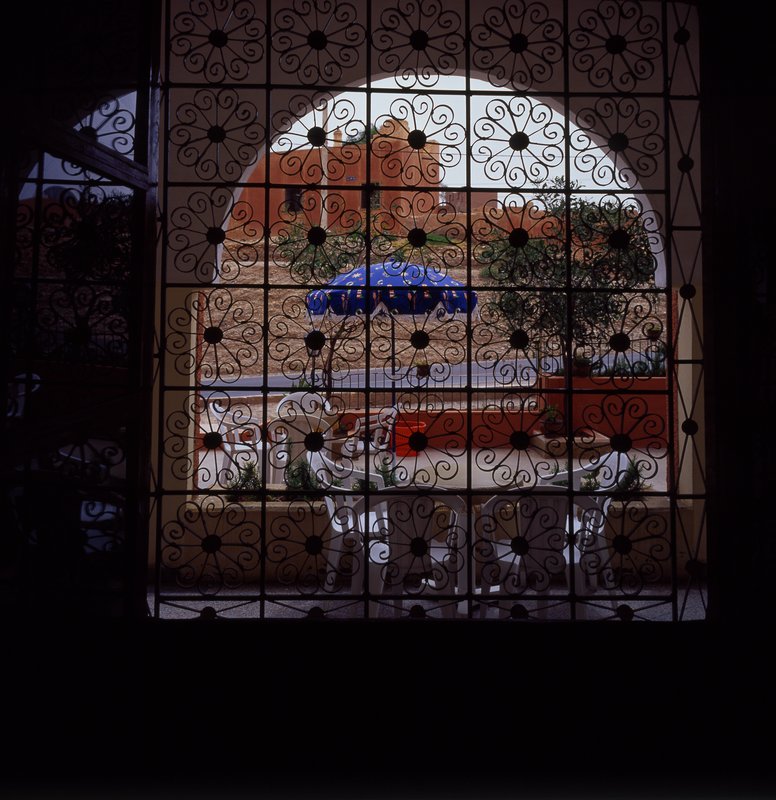 亞特拉斯山區Atlas<br>車子中途休息，我悠閒的喝著咖啡，透過窗戶看到美麗的影像。<br/>