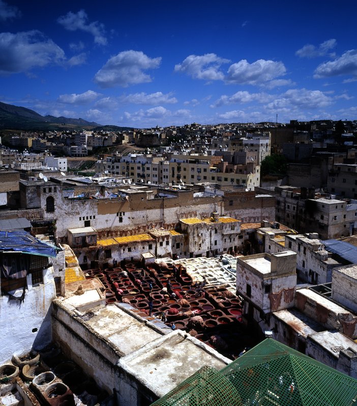 菲斯 Fes<br>從商店頂樓往下看去，摩洛哥最有名的大染缸區就在腳下，皮革及染料的濃濃味道撲鼻而來。<br/>