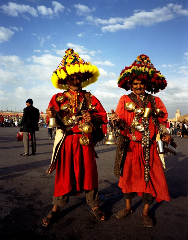 馬拉喀什 Marrakech<br>傳統裝扮的賣水人已經不賣水了，在廣場上專門賣相給人拍照。不過價格不太便宜一開口要50DH，幸好之前導遊有告知只要付5DH就可走人了事。<br/>
