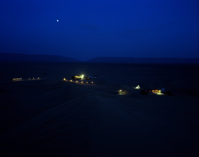 撒哈拉沙漠<br>來自各方的同行友人，在寂靜的撒哈拉沙漠星空下，坐在帳蓬區裡嗑瓜子閒聊，難得的閒情逸致。不料午夜時分，導遊發現沙塵暴的狀況越來越嚴重，擔心等睡到隔天早上，我們會被埋入黃沙裡。最後在氣氛緊張的滿天狂沙中決定撤退，當我們開著車子逃離現場時，沙塵暴追我們的速度比4x4吉普車開的還快。<br/>