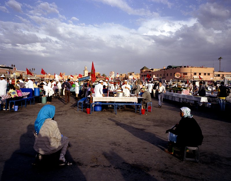 馬拉喀什 Marrakech<br>兩位幫人刺青的婦人蹲坐在廣場上，這種刺青塗料大概有兩星期的短暫效果。<br/>