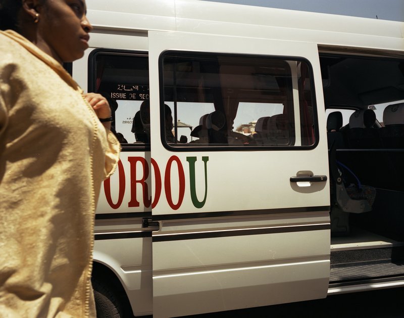 拉巴特Rabat<br>大部份的摩洛哥婦女，看起來很有媽媽的味道。背景的車子就是此行全程的交通工具，賓士的哦！可是冷氣有問題，讓往後的旅途吃盡苦頭。<br/>