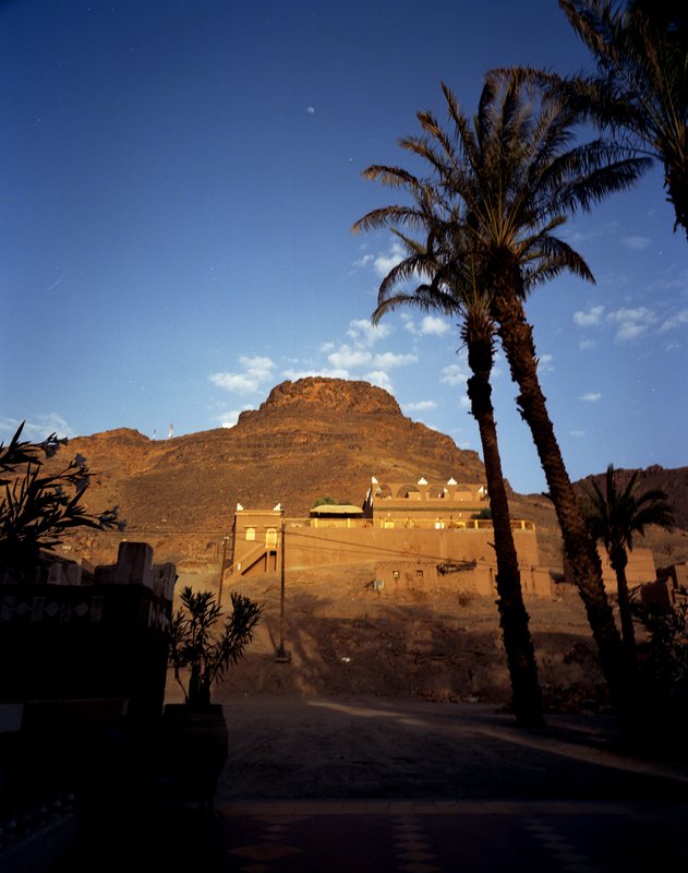 撒哈拉沙漠<br>遇上沙塵暴，一夜倉皇的撤退。深夜裡我們找到旅館，養足精神又是新一天的開始。<br/>