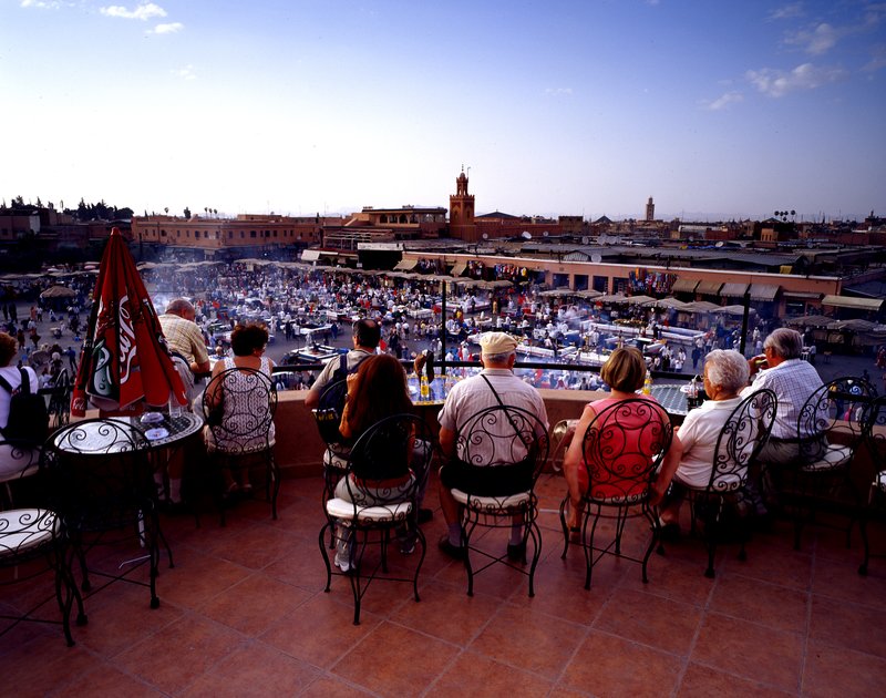 馬拉喀什 Marrakech<br>老外好像不太習慣逛夜市，坐在廣場旁的餐廳陽台上，俯看云云眾生。<br/>