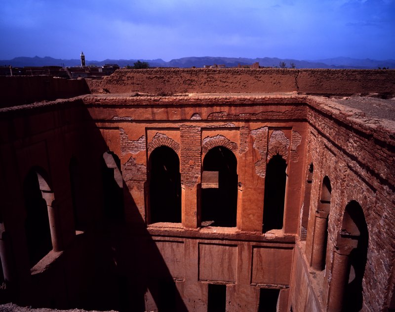 撒哈拉沙漠<br>逐漸殘破的卡斯巴，荒廢在滾滾沙塵之中。<br/>