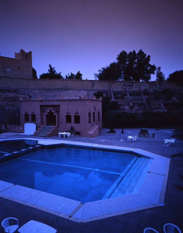 撒哈拉沙漠<br>多麼令人訝異的事情，沙漠裡的旅館竟然有游泳池，太陽下山後沙漠的溫度降得很快，池水摸起來有點冰冷。<br/>