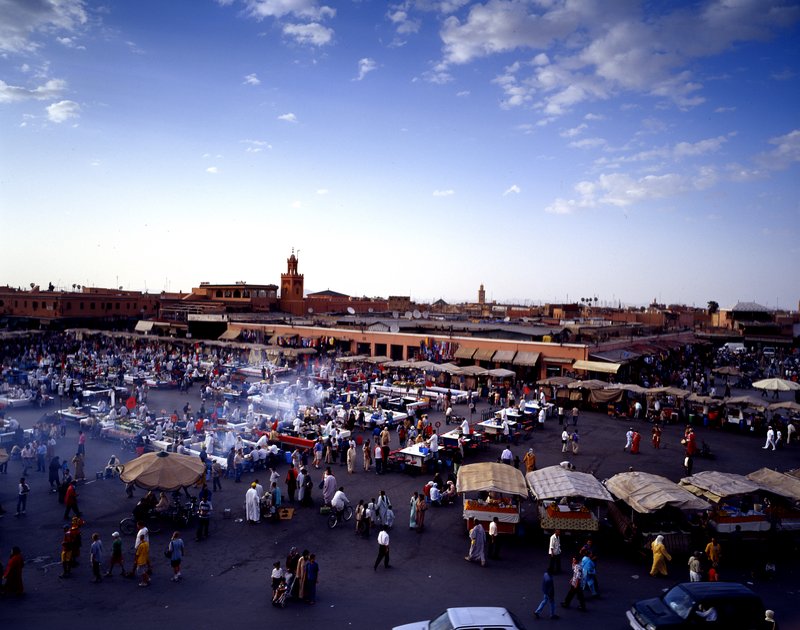 馬拉喀什 Marrakech<br>舊城中心的德吉碼廣場是馬拉喀什最熱鬧的地方，傍晚時分攤販與雜耍賣藝人全部擠上整個廣場，比台灣的夜市還熱鬧。<br/>
