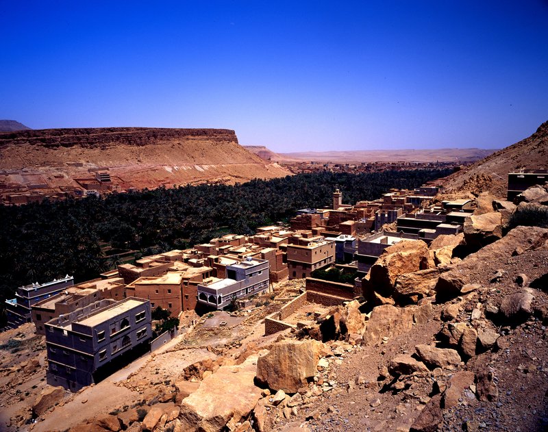 撒哈拉沙漠<br>山谷中的綠洲小鎮，是旅人休憩的落腳處也是拍照的好景點。<br/>