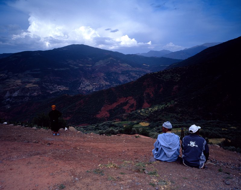 撒哈拉沙漠<br>在離開沙漠區回馬拉喀什的路上，當車子在小商店休息時，我要求順著公路先健行一段。來到一個小村莊路口，大人悠閒的蹲著聊天，小孩著好奇的看著我。詭異的是大人的外套繡著東龍兩字，這到底是怎樣的因緣呢？<br/>