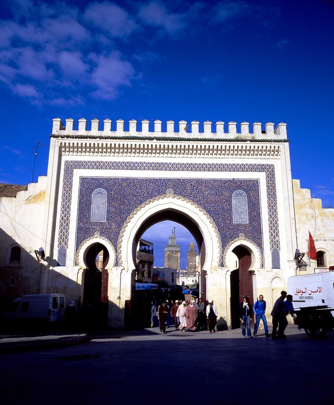 菲斯Fes<br>舊城區著名的古跡波賈羅門是菲斯的標誌，這個巨大拱門外表的藍色磁磚，有著漂亮的星形捲曲圖型。<br/>