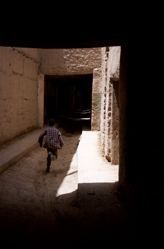亞特拉斯山區Atlas<br>導遊哈比帶我們去逛他朋友的卡斯巴，小孩子看到陌生人拜訪，飛快的跑開。<br/>