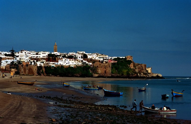 拉巴特Rabat<br>位於布賴格賴格河左岸的拉巴特是摩洛哥的首都，海角上的軍事要塞遺址是烏達亞城堡，如今已改成美術館。<br/>