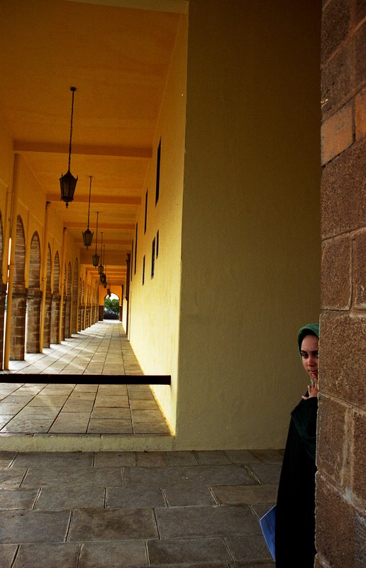 拉巴特Rabat<br>皇宮附近的女學生，很好奇但害羞著偷看我的鏡頭。<br/>