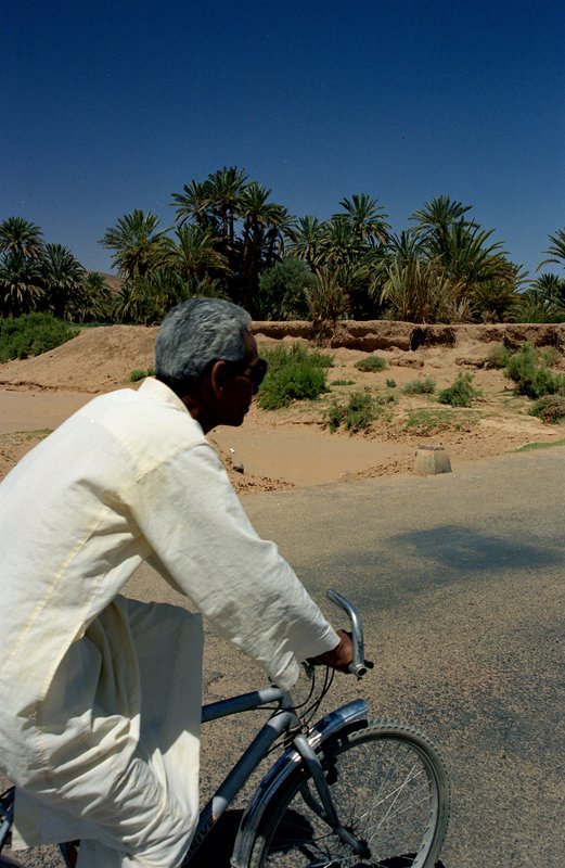 亞特拉斯山區Atlas<br>鄉下的摩洛哥男人似乎很悠閒，到處可見喝茶聊天的男人，看到農忙工作都是女人。<br/>