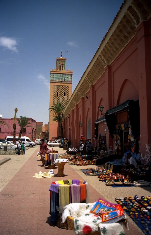 馬拉喀什 Marrakech<br>近看庫圖比亞清真寺 Koutoubia Mosque的尖塔，聽說當年建造時有放入960袋名貴香料，所以有香塔的美稱。<br/>