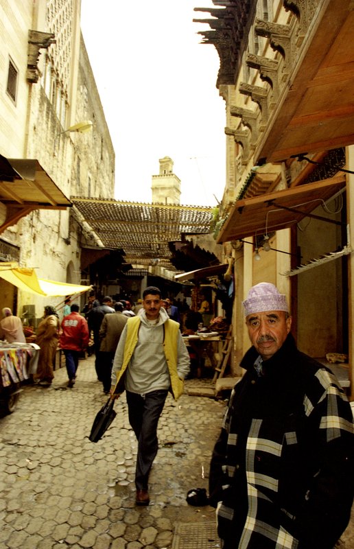 菲斯 Fes<br>逛傳統市集是旅遊摩洛哥最大功課，，四大古城的菜市場我們都逛過。菲斯的市集最大巷道最複雜狹窄，導遊哈比怕一個人無法照顧整團團員，還請他的朋友在後面斷後，專門趕我們這群愛拍照的落後團員。<br/>