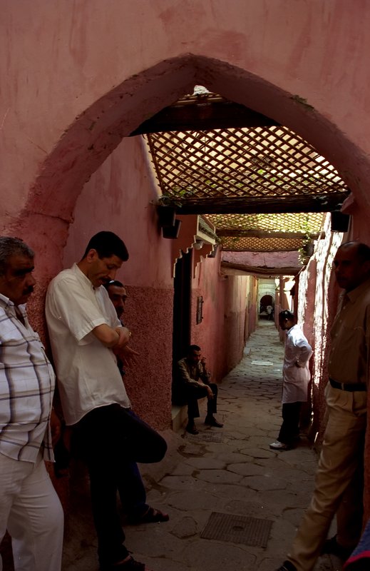 馬拉喀什 Marrakech<br>站在巷口無聊的按摩師等待著顧客上門。<br/>