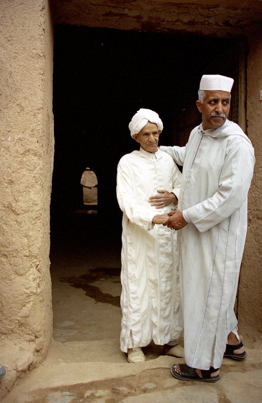 亞特拉斯山區Atlas<br>哈比碰到朋友熱情的擁抱，主人很高興我們的拜訪，還準備薄荷茶請客。<br/>