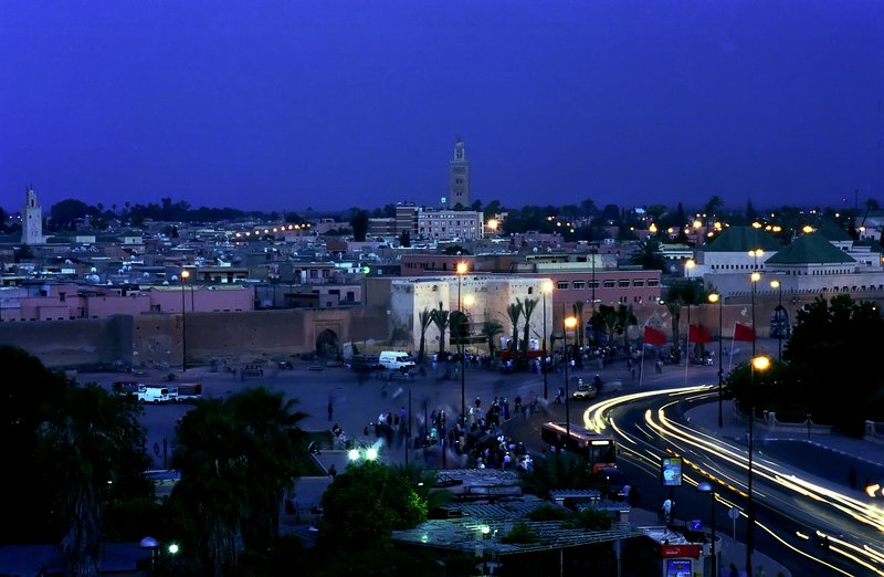 馬拉喀什 Marrakech<br>有摩洛哥南方明珠之稱的馬拉喀什，是個炎熱熱鬧的城市，在五月初的春天中午溫度高達45度，所有好玩的事大都在較涼爽的夜裡進行。<br/>