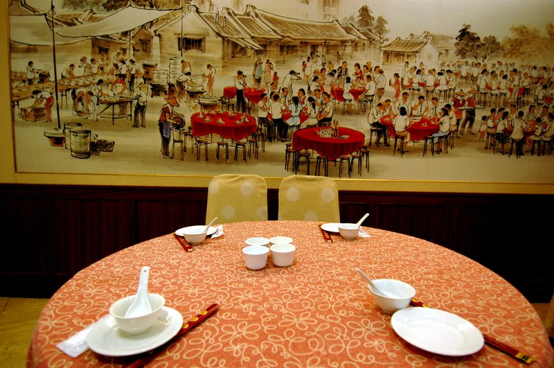 時光倒轉 張家豪<br>地點：餐廳<br/>來到晚餐時刻就拍點跟吃有關的相片。<br/>當天張家家族聚餐，很巧的餐廳裡掛著古時宴客圖，就來張古今對照吧！<br/>