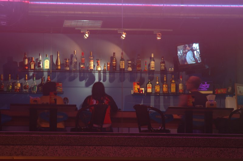 夜盲症與光 張家豪<br>地點：中正路與海安路口<br/>市區晃了許久，在路口看見這間位置在二樓的PUB，凌晨兩點生意還不錯。我們拿起80-400mm鏡頭，拍下這無聊但有趣的夜晚。<br/>