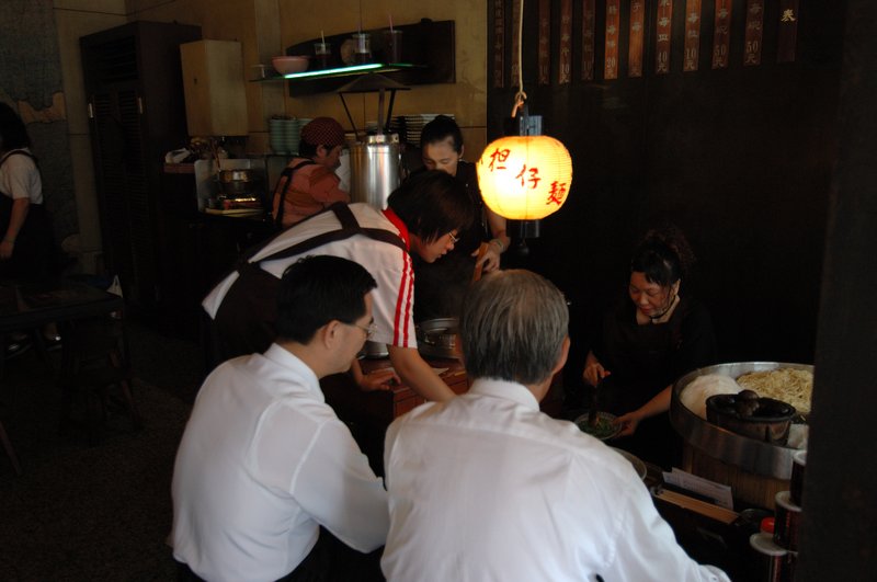 城市印象 王啟瑞<br>地點：中正路度小月擔仔麵<br/>要談台南印象，總不滿免俗的提到古都小吃度小月。 當天中午為了拍攝小吃相片，我吃了蝦捲,安平豆花,最後我選了擔仔麵。<br/>