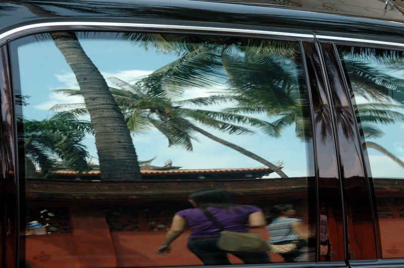 城市印象 王啟瑞<br>地點：赤崁樓外牆<br/>從赤崁街上的汽車玻璃窗反映出，遊客與赤崁樓建築。我本來選的是CRV拍到一半它就開走了，這張是賓士的車窗。<br/>