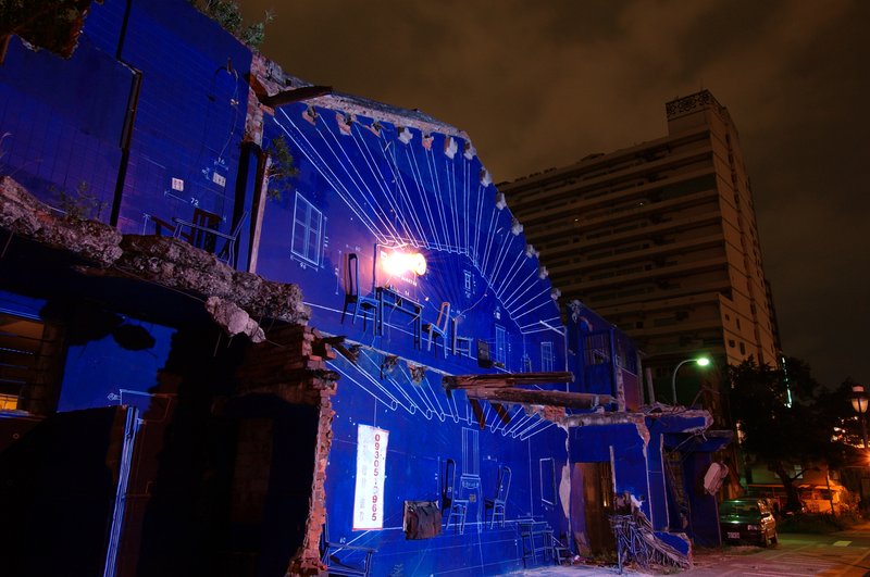 時光倒轉 王啟瑞<br>地點：海安路<br/>這是現在台南藝術人氣最旺的地區，路旁馬路拓寬時遺留下的殘址，被裝置藝術家化成歷史演變的軌跡。<br/>