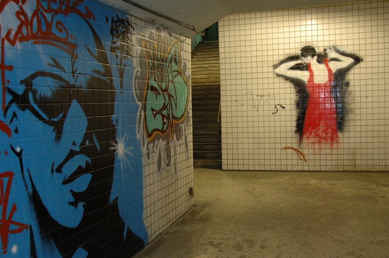 此時無聲勝有聲 王啟瑞<br>地點：大同路地下道<br/>寂靜的地下道空無一人，少了一個流浪漢當主題，本來想要自己躺下入鏡，又覺得不適合只好作罷！<br/>