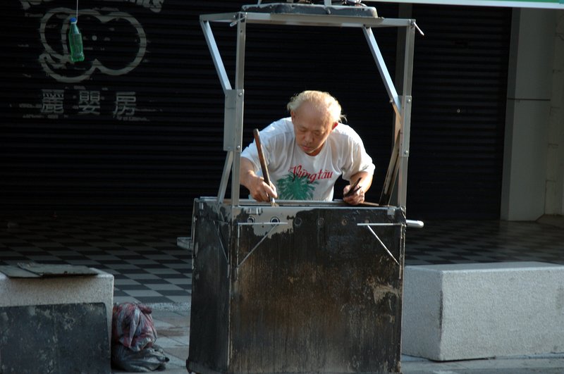 有故事的人 王啟瑞<br>地點：中正路<br/>清晨剛要擺攤的的阿伯，正在準備一天的開始。<br/>