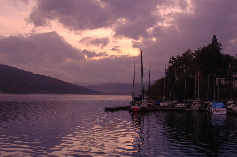 Worthersee湖區<br>夕陽裡的湖邊多麼迷人，雖然轉搭飛機已超過20小時，但進到旅館放下行李後，我就趕到湖邊等待落日美景。<br/>