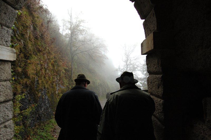 Burg Hochosterwitz城堡<br>兩位穿著像似KGB的人士從我身旁而過，我急忙舉起相機，留下這張神秘相片。<br/>