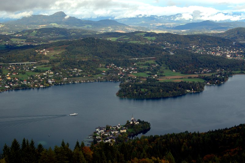 Worthersee湖區<br>我們從高塔遠眺整個阿爾卑斯山區，腳底下的湖面就是Worthersee湖。<br/>