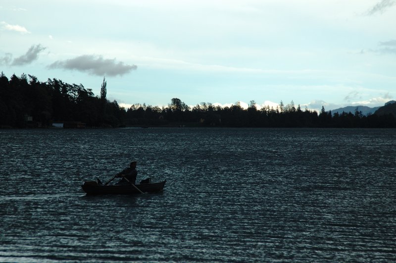 Worthersee湖區<br>下午三點烏雲從東面襲捲而來，轉眼間一場午後雷陣雨將至，我們急著找避雨處，湖面上划船的遊客趕緊努力逃命。<br/>