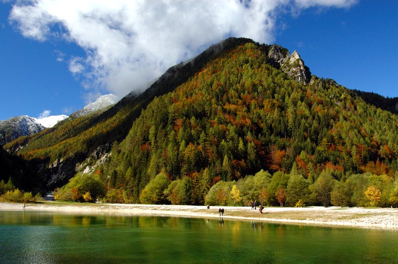 Jasna Lake高山湖泊<br>滿山遍野的楓葉雖然還未全紅，但伴隨著湛藍的天空與深邃的湖水，真是湖光山色美不勝收。<br/>