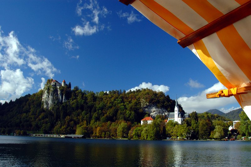 Lake BLED不累的湖<br>陽光照耀下，湖邊的教堂與斷崖上的城堡互相輝映。<br/>