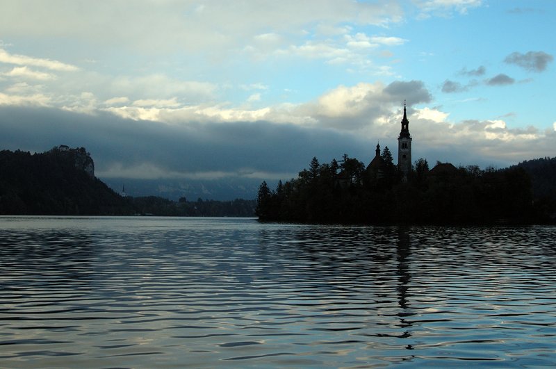 Lake BLED不累的湖<br>湖中小島有一歷史久遠的教堂，教堂內有一大型手拉鐘，相傳只要能拉動鐘響，便能帶來幸福。所以很多新人會選在湖中教堂舉行婚禮，典禮結束後幸福的鐘聲就會響起。<br/>
