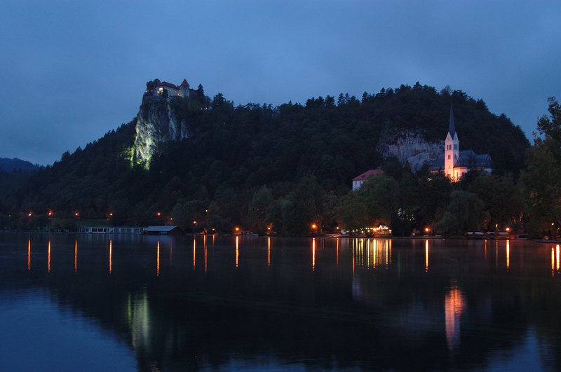 Lake BLED不累的湖<br>清晨裡遠處教堂的燈光尚未熄滅，伴隨著日出前藍色的天空，湖面冉冉飄浮著薄霧，還是只有我一人獨享。<br/>