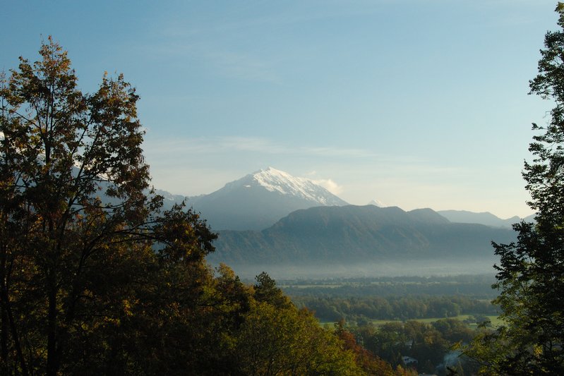 Lake BLED不累的湖<br>10月中的阿爾卑斯山，已經有了白髮，那是昨晚剛下的新雪。<br/>