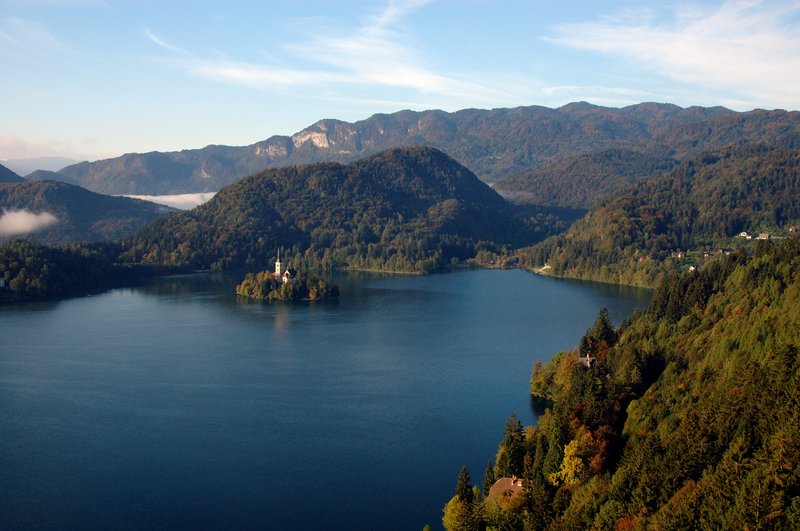 Lake BLED不累的湖<br>我們登上斷崖頂的城堡俯看湖中小島，粉紅色的教堂鐘塔在陽光照射下十分耀眼。<br/>
