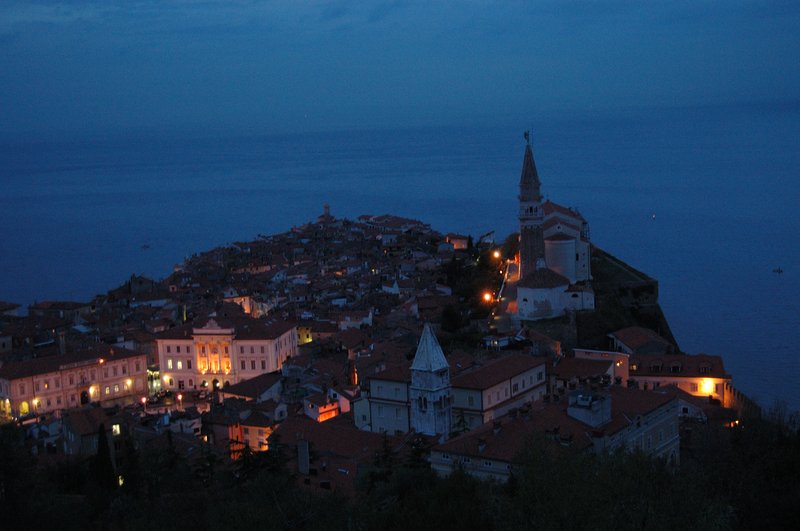 Piran 海邊小鎮<br>Piran建在瀕臨亞得里亞海突出的半島上，教堂鐘塔是鎮上最突出的建築物。從舊城牆高點往下看，全鎮沉浸在一片安詳中。<br/>