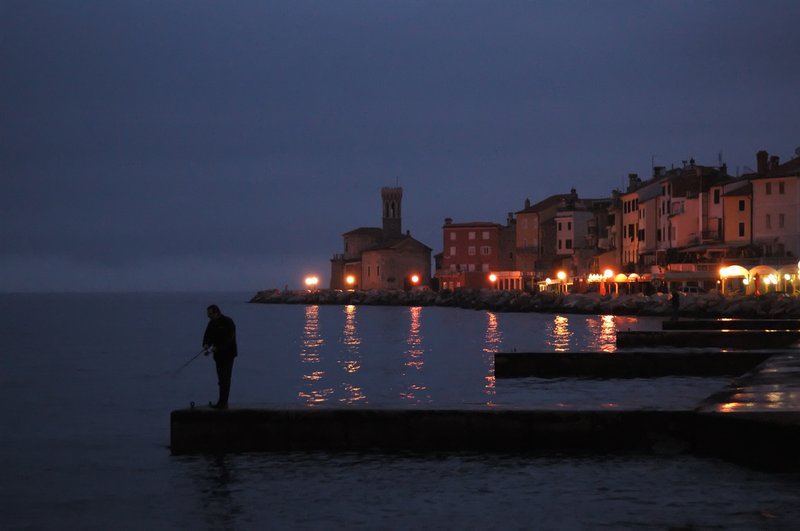 Piran 海邊小鎮<br>天剛微亮清晨的海邊，勤奮的釣客與愛拍照的我都已經上班了。<br/>
