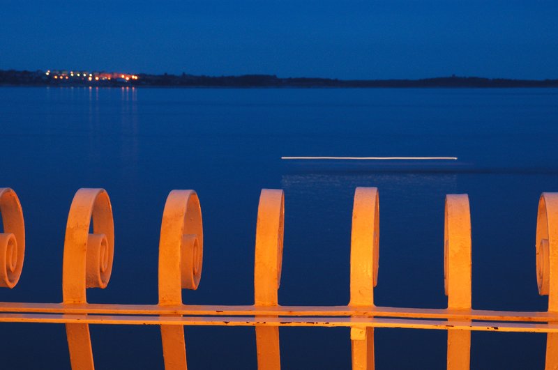 Piran 海邊小鎮<br>黃昏時，對岸的克羅埃西亞燈光已經亮起。曾經同是南斯拉夫邦聯，如今是兩個獨立國家。<br/>