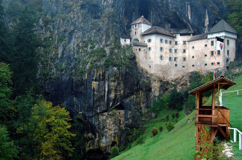 Predjama 城堡<br>這座神秘的古堡就藏身在石灰岩的山谷中，城堡延著山壁建立，幽暗而隱蔽。<br/>