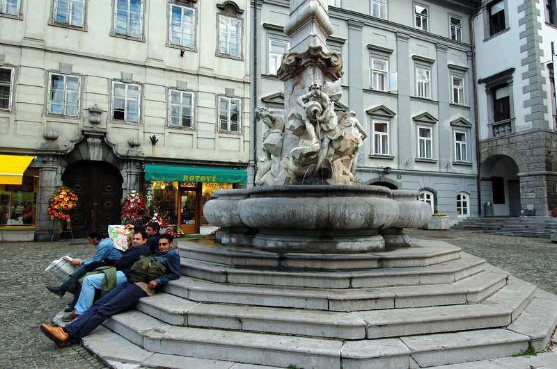 Ljubljana 首都<br>城市裡，我不好意思大剌剌的拿起相機拍人，只好假裝拍噴水池，利用廣角鏡把人包了進來。<br/>