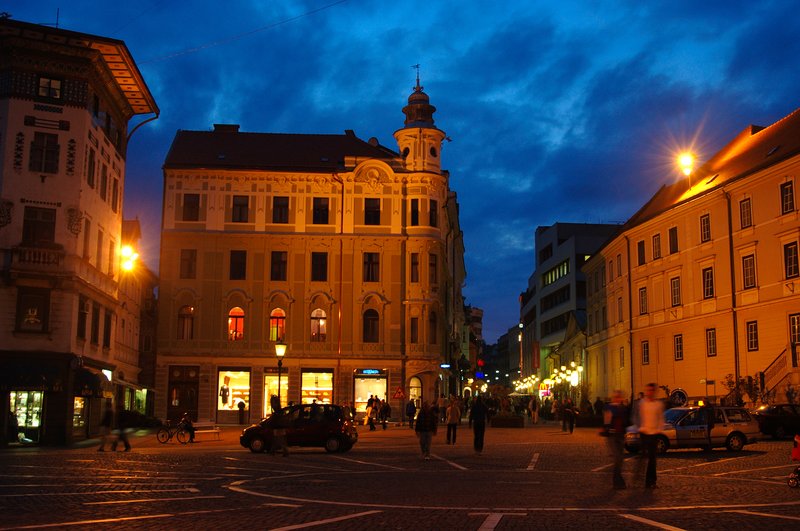 Ljubljana 首都<br>首都的舊城區不大，圓環中的廣場人來人往，暮色裡燈光下氣氛很好，我在這裡拍掉許多記憶體。<br/>