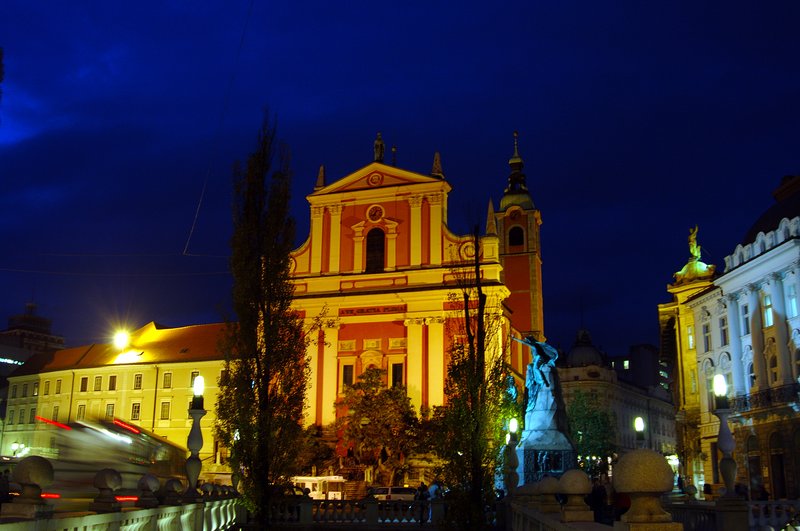 Ljubljana 首都<br>夜幕低垂，熱鬧的城市，有一個陌生的東方人還在努力拍照。<br/>