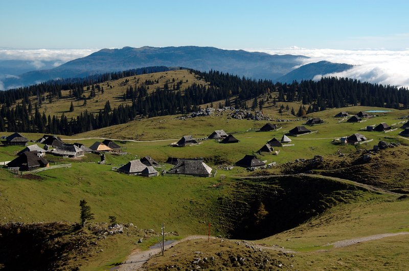 Velika planina 山區<br>春天牧羊人會將羊群趕上山裡放牧，遠處的山屋就是牧羊人休憩的地方。等到秋末羊群下山，整個山區就空無一人。<br/>